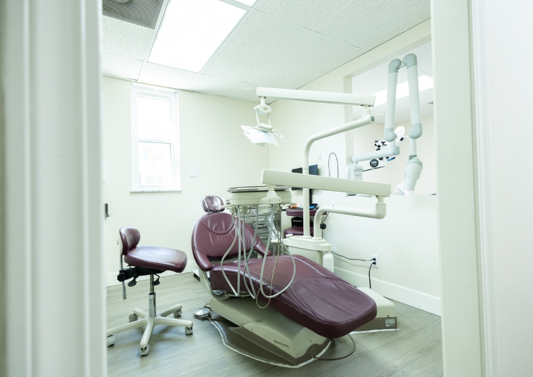 Clean and controlled dental treatment room for high-risk patients